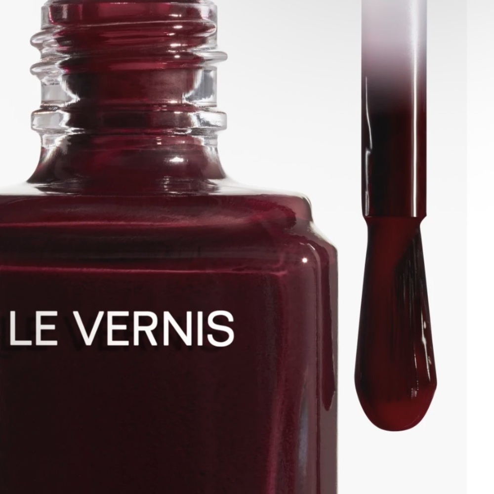 CHANEL Le Vernis Nail Color in Rich Burgundy - Picture 2 of 6